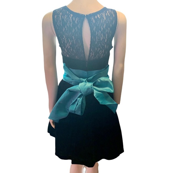 BETSEY JOHNSON BLACK VELVET COCKTAIL DRESS - Picture 6 of 6